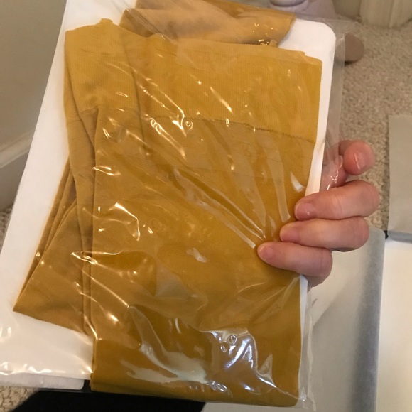 Gucci women $290  tights gold nwt, box size M - Picture 6 of 9